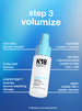 Botella pulverizadora para dar volumen al cabello K18 con características del producto sobre fondo azul